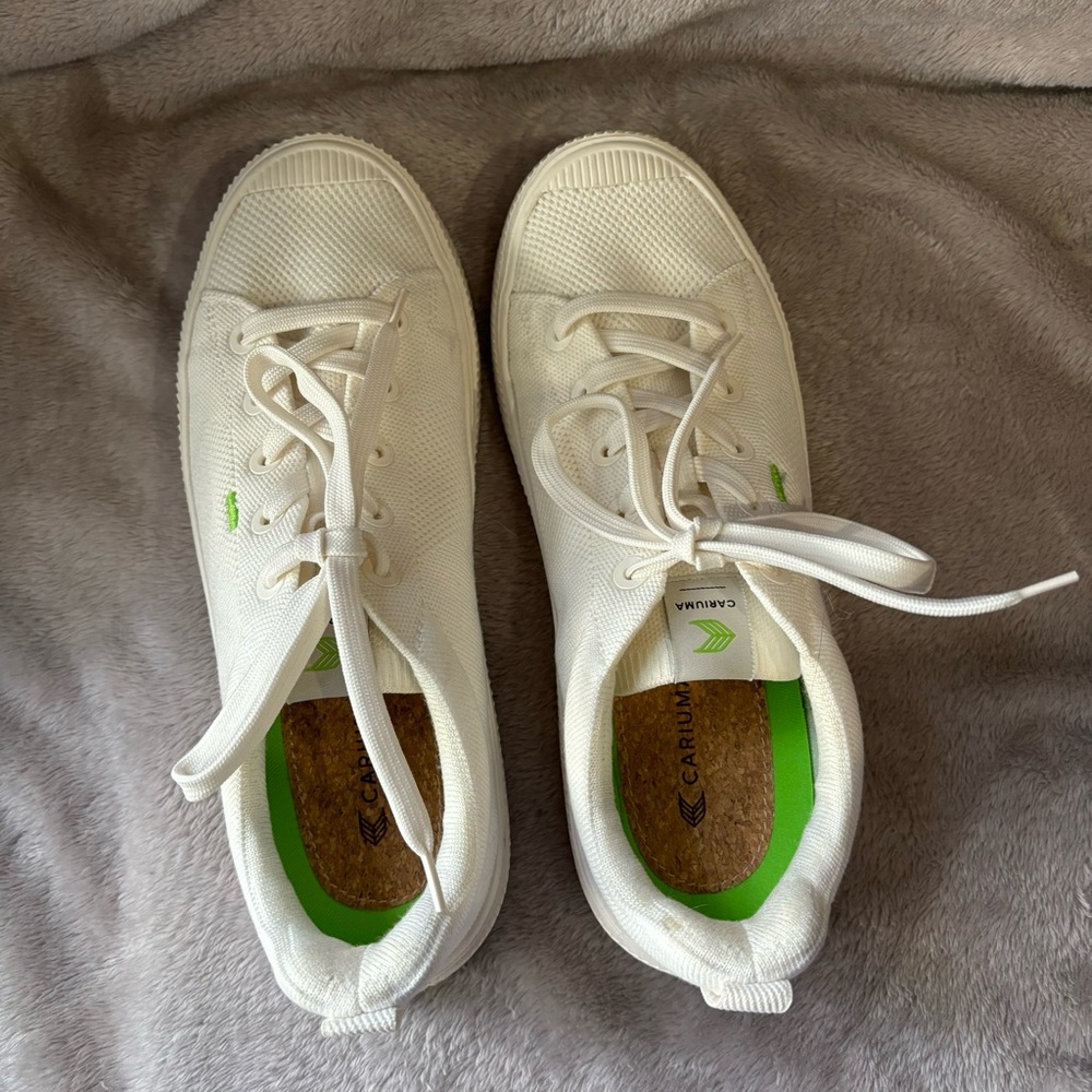 Cariuma White Knit Low-Top Sneakers with Green Details - Picture 2 of 9
